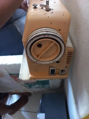 Vendo essa máquina de costura com defeito