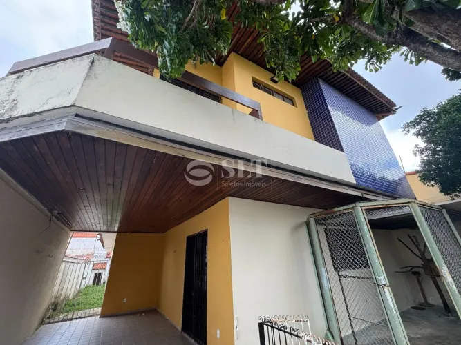 Casa Lagoa Nova com potencial comercial