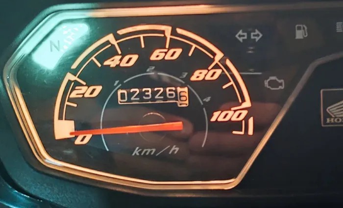 Pop ES 25/26 quase zero (2.350 km) com baú 