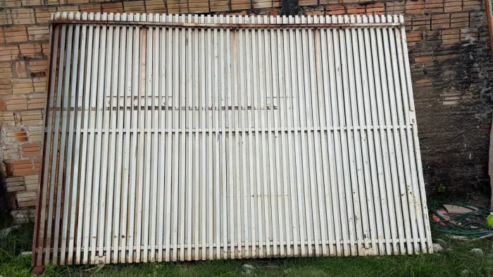 Portão de ferro , acompanha o portão pequeno 