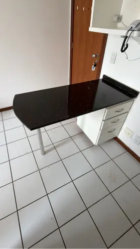 Mesa/bancada em granito e armário 