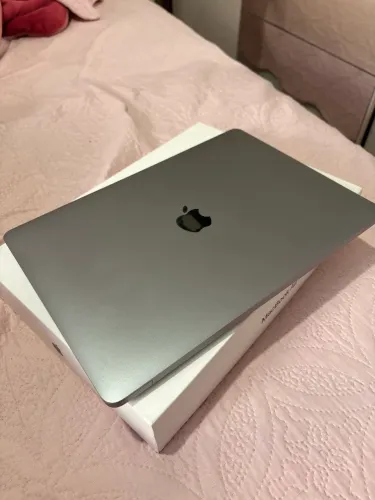 MacBook Air M1 2020 13 pol - Cinza Espacial 8 GB de RAM 256 GB SSD