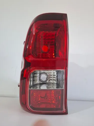 LANTERNA TOYOTA HILUX SRX 16 A 20 ESQUERDO USADA PARALELA