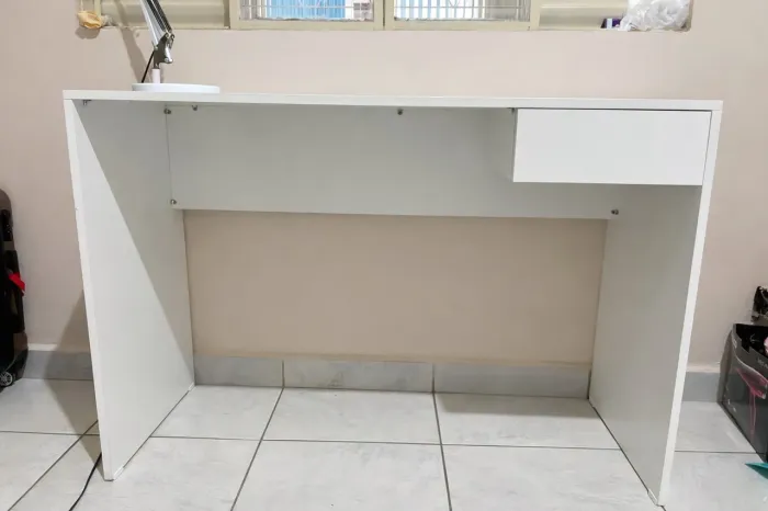 Escrivaninha com gaveta