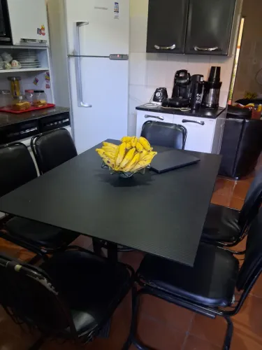 Mesa tampo de vidro com seis cadeiras, para ótimo uso pôr apenas 400 reais.