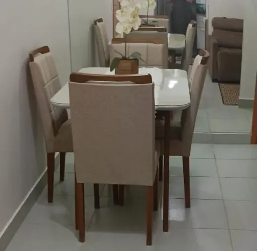 Mesa de madeira laqueada 