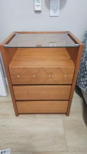 Vendo mesa de cabeceira em madeira