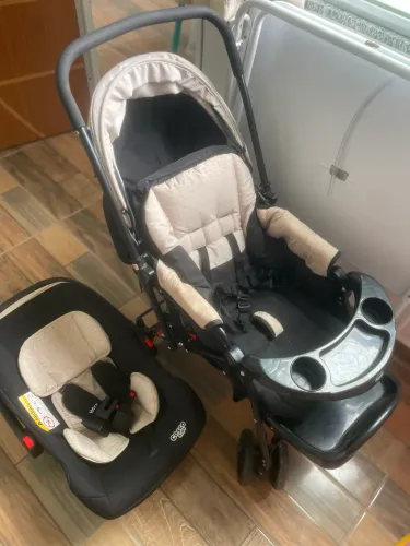 Vendo Carrinho de bebe - com bebe conforto Cosco 