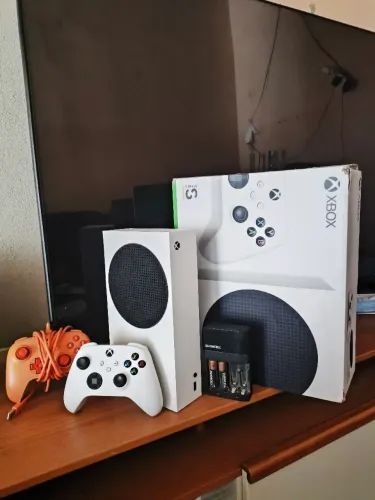 Xbox séries S novo, 5 meses de uso, com caixa e 1 controle original e um paralelo