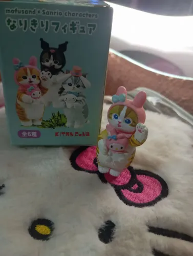 Escultura gatinho e Mymellody da Sanrio