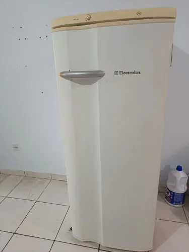 Geladeira com defeito (retirar peças)