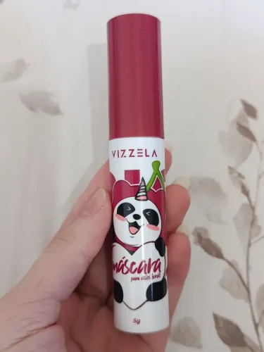 Máscara de cílios na cor vinho da vizzela, sem uso