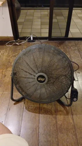 Ventilador de ferro. Movimenta-se apenas na vertical (de cima para baixo). Muito potente.