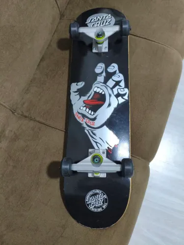 Skate montado com shape santa cruz e peças da wood light