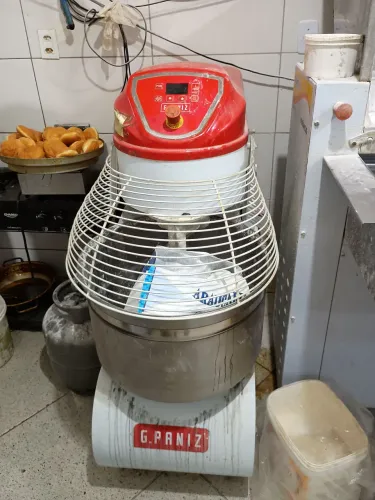 Vendo maquinário completo de padaria tudo para produção todos os maquinário tem dois anos 