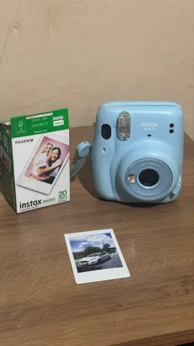 Camera Instax Mini 11 com 13 Filmes
