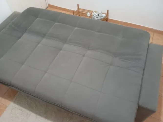 Sofá-cama de 3 lugares. Sem manchas e sem rasgos. 
