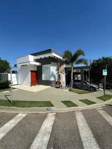 Casa com piscina em condomínio fechado