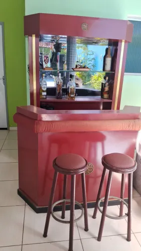 Vendo barzinho com balcão acompanhado de 2 bancos e uma poltrona preguicosa