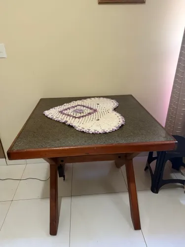 Mesa de madeira com pedra de mármore 