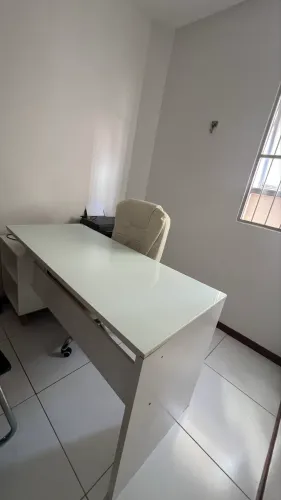Mesa de escritório em L com tampo de vidro e gaveteiro integrado