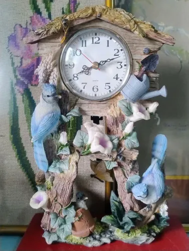 Relógio anos 90 em resina beija flor