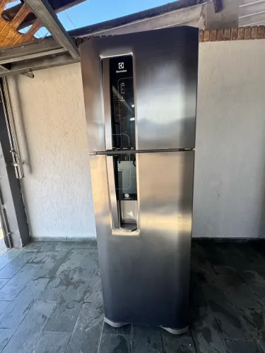 Vendo geladeira de inox Electrolux c/ dispenser de água na porta