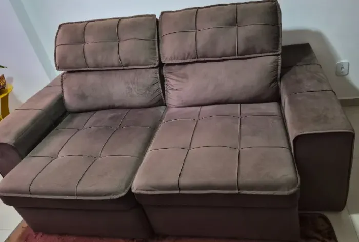Vende-se Sofá 3 lugares, retrátil/reclinável, marrom. Ótimo estado de conservação.