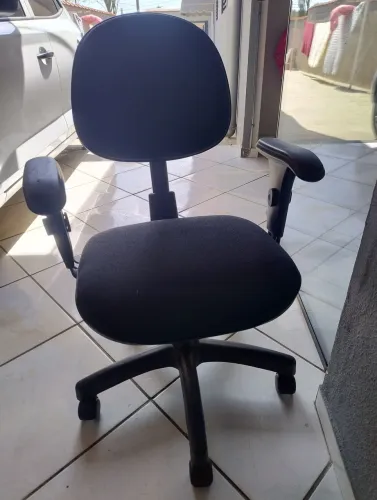 Cadeira de escritório com braço e rodas