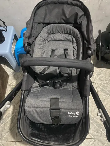 Carrinho com bebê conforto e base