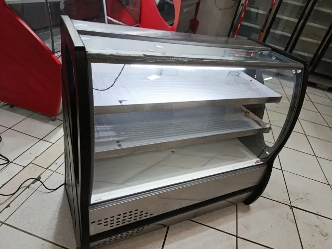 Balcão expositor vitrine refrigerado com vidro curvo. Iluminação em LED