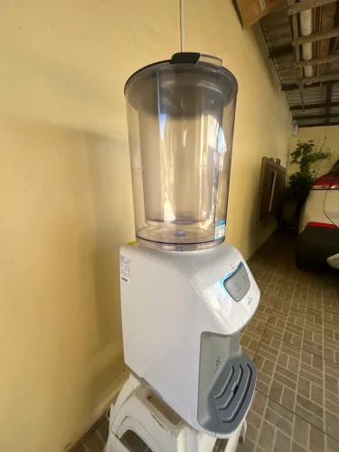 Purificador e bebedor de água. 