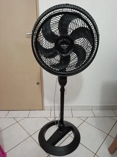 Vendo ventilador por 150,00 com um ano de uso estou de mudança.