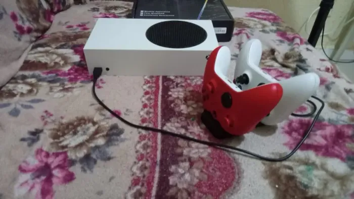 Xbox series s usado com 2 controles e dock de carregamento