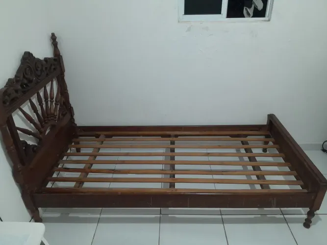 Vende-se cama de madeira maciça