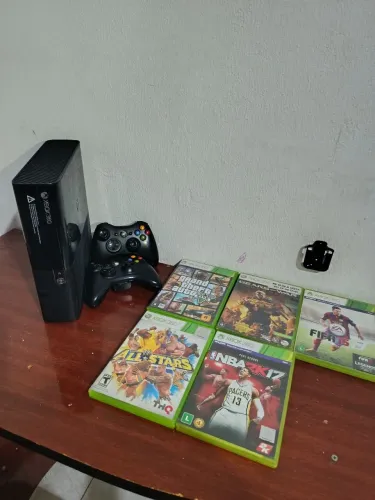 Vendo Xbox 360 com 5 jogos original 