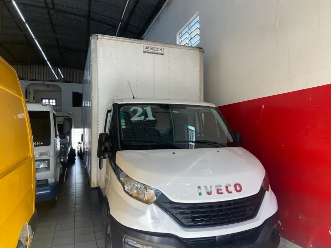 Iveco Daily 35-150 com baú