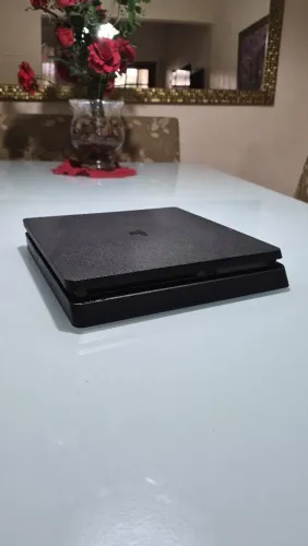 Ps4 slim 1tb + gta v e outros 3 jogos