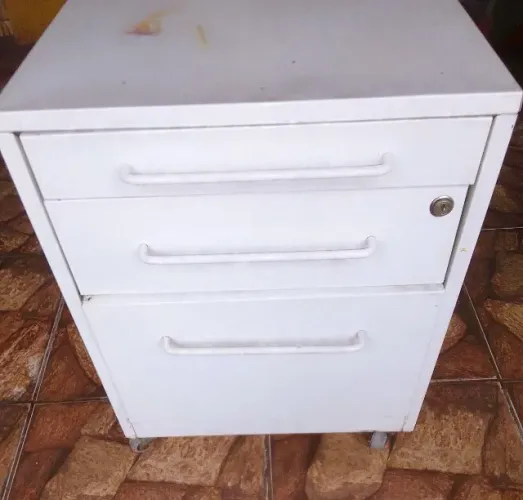 Arquivo de Aço branco três Gavetas uma para pastas suspensas rodas para fácil transporte