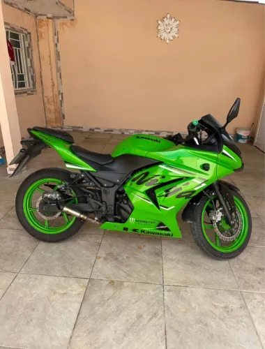 Kawasaki Ninja 250R - Esportiva muito bem conservada