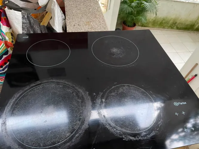 Cooktop Elétrico 4 Bocas Vitrocerâmico Preto - Funcionando
