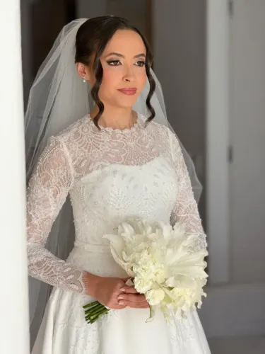 VESTIDO DE NOIVA DE RENDA E BORDADO (Acompanha anágua, véu e grinalda)