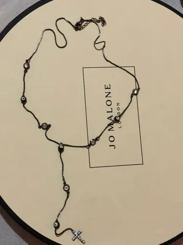  colar longo em ródio negro com pontos de luz e pingente de cruz