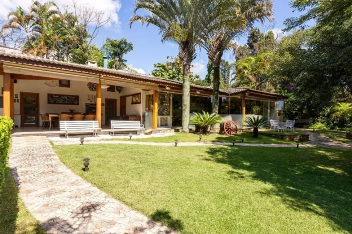 Casa de alto padrão no condomínio na Chácara Flora: 5 quartos, 5 suítes, 9 banheiros, 5 va