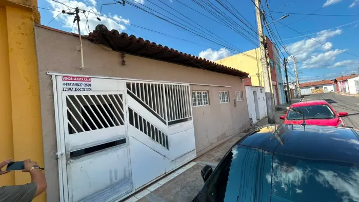 Casa em excelente área comercial do Parque Piauí
