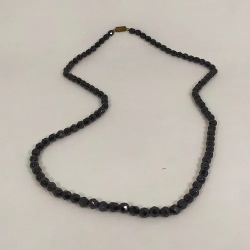 Delicado colar com pedras na cor preta