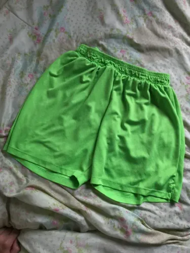 Short verde de tecido leve