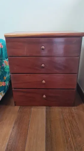 Cômoda MDF, lâmina mogno amadeirado, com gavetas
