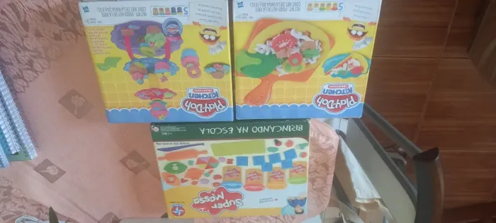 Kit com 3 brinquedos de modelagem.
