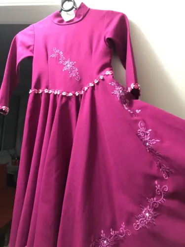 Vestido de prenda bordado, com grampo pro cabelo